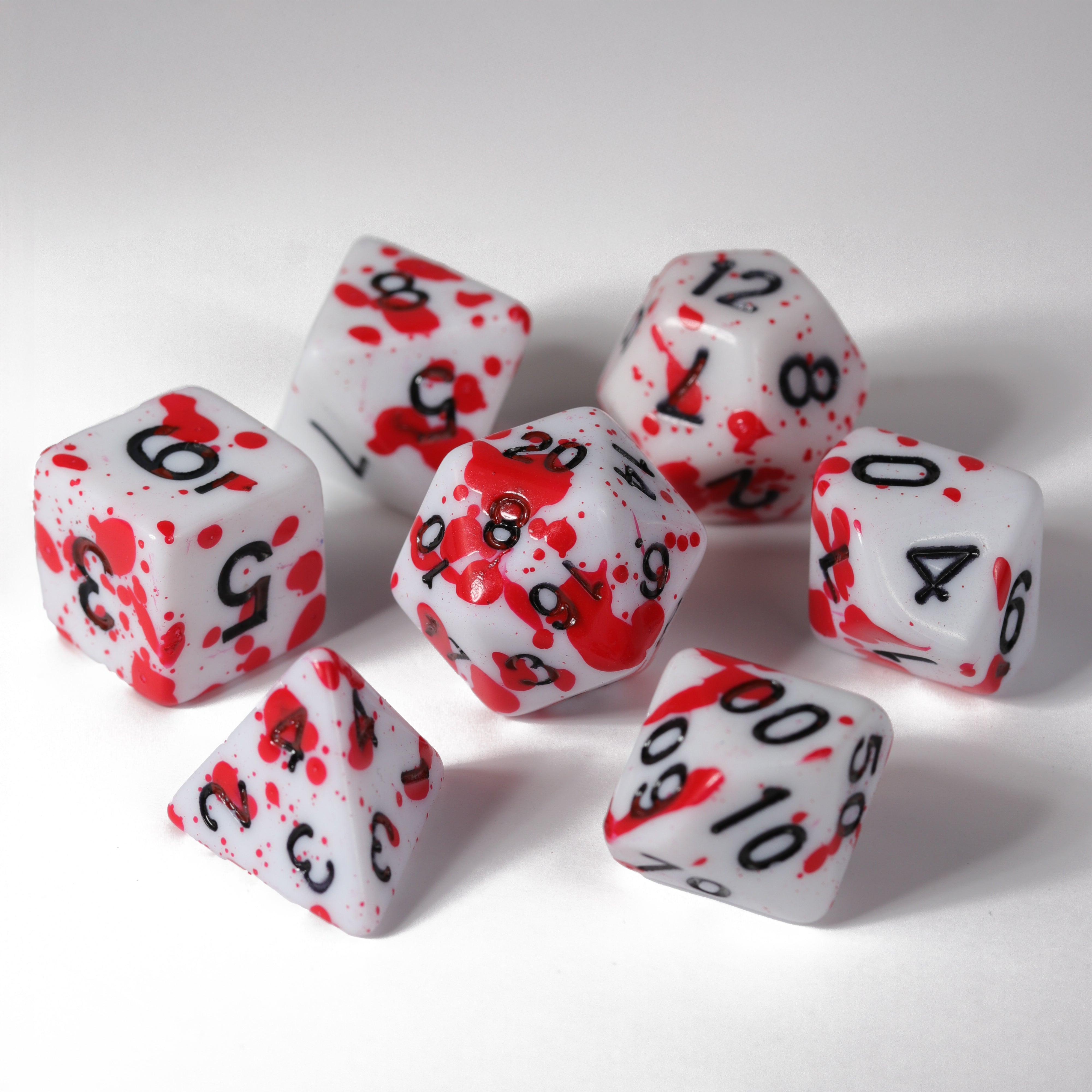 Q-Workshop CLR26 - Set Di 7 Dadi Runichi Classici Bianchi E Rossi, Dadi Da Gioco Con Font Runico, Per Giochi Di Ruolo E Collezionisti Adulti